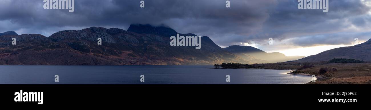 Ein Schaft mit niedrigem Winterlicht auf Loch Maree und Slioch, Wester Ross, Schottland, Großbritannien Stockfoto