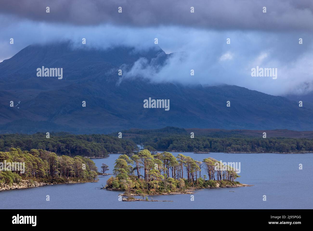 Eilean dubh na Sroine, Loch Maree, mit Slioch in der Wolke, Wester Ross Stockfoto