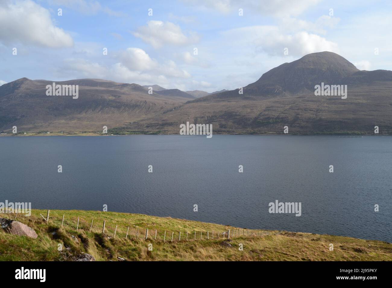 Little Loch Bloom im Nordwesten Schottlands, Ross & Cromarty, von den Bergen Sail Mhor und dem weiteren Riesen an Teallach überragt. Mitte Mai. Wunderschöne, ruhige Landschaft Stockfoto