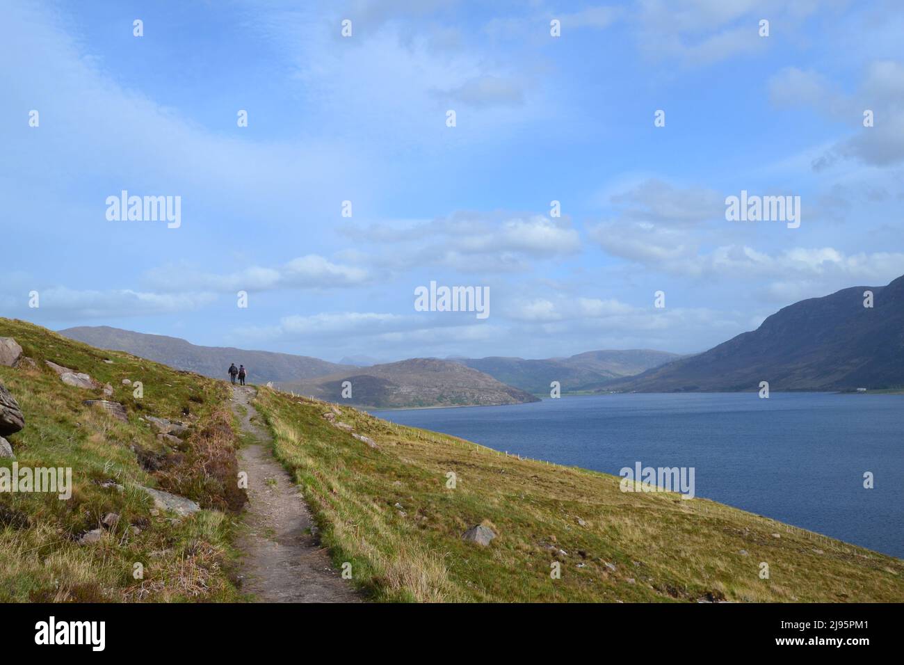 Little Loch Bloom im Nordwesten Schottlands, Ross & Cromarty, von den Bergen Sail Mhor und dem weiteren Riesen an Teallach überragt. Mitte Mai. Wunderschöne, ruhige Landschaft Stockfoto