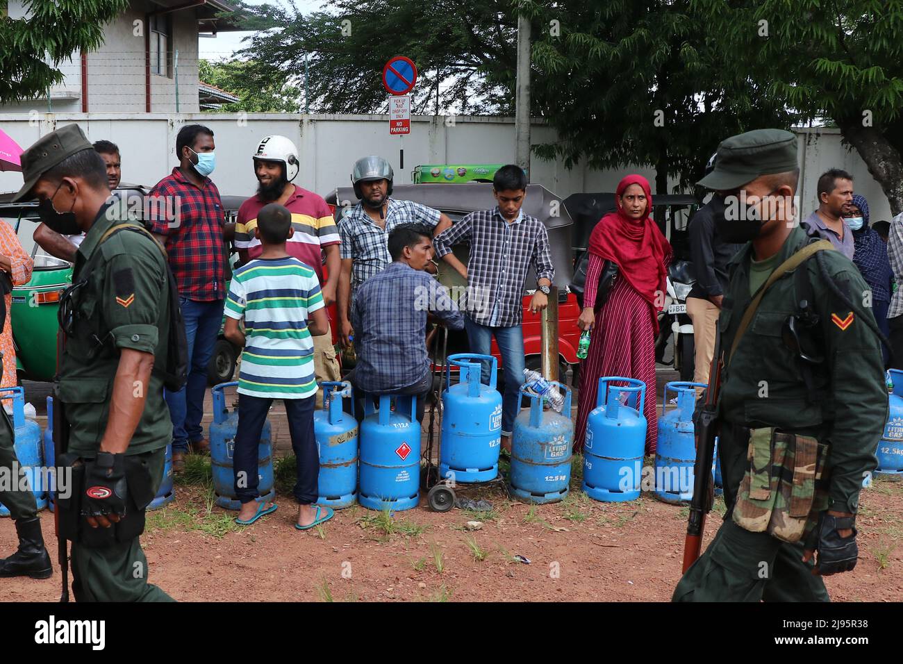 Colombo, Sri Lanka. 20.. Mai 2022. Menschen, die in Colombo darauf warten, Kochgas zu kaufen. (Foto: Saman Abesiriwardana/Pacific Press/Sipa USA) Quelle: SIPA USA/Alamy Live News Stockfoto