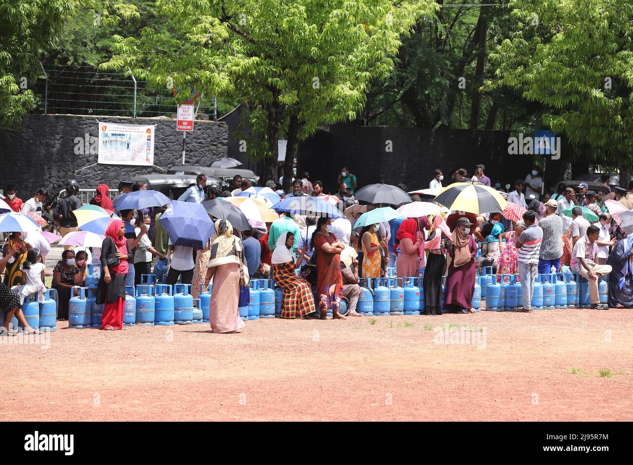 Colombo, Sri Lanka. 20.. Mai 2022. Menschen, die in Colombo darauf warten, Kochgas zu kaufen. (Foto: Saman Abesiriwardana/Pacific Press/Sipa USA) Quelle: SIPA USA/Alamy Live News Stockfoto