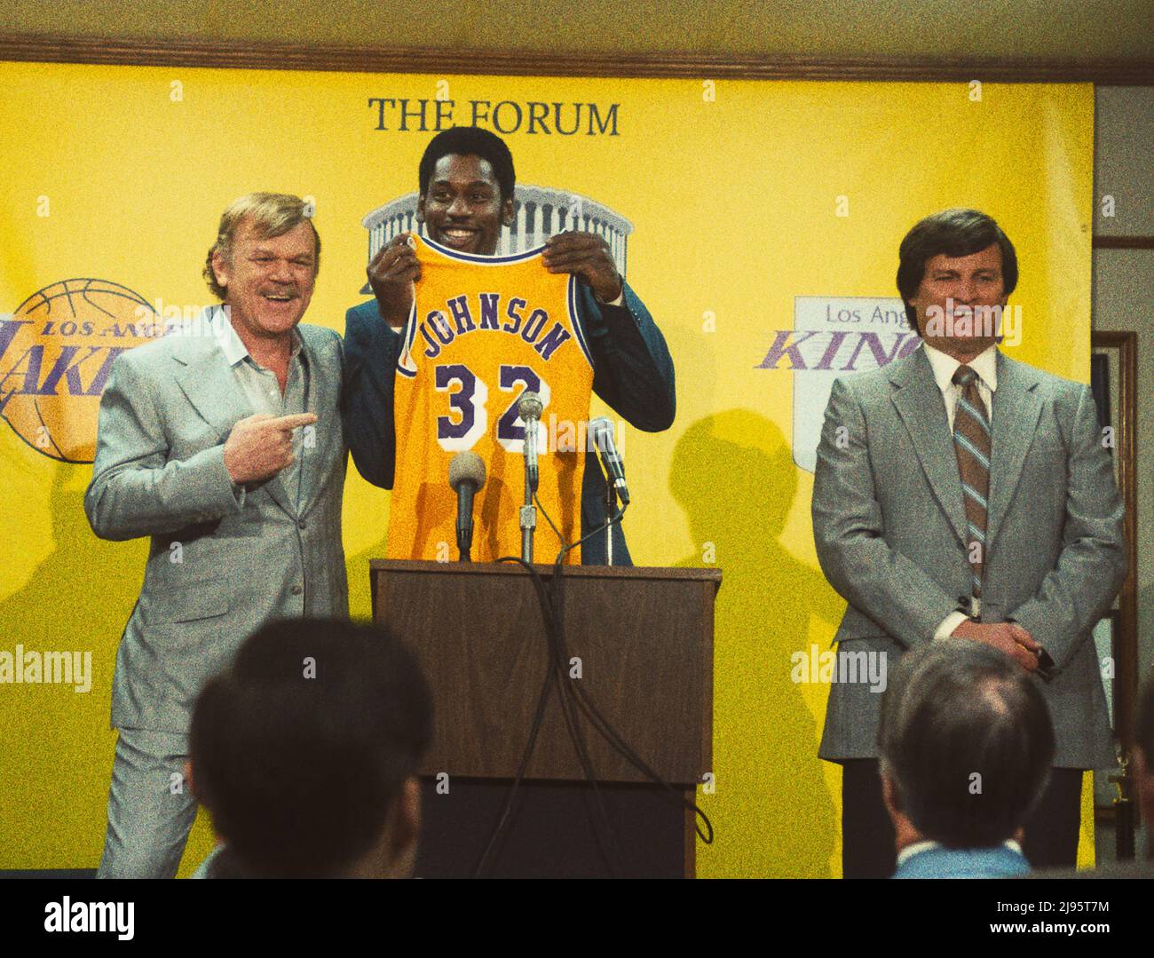 Siegerzeit: Der Aufstieg der Lakers-Dynastie (TV-Serie): John C. Reilly als Jerry Bus, Quincy Isaiah als Magic Johnson, Jason Clarke als Jerry West Stockfoto