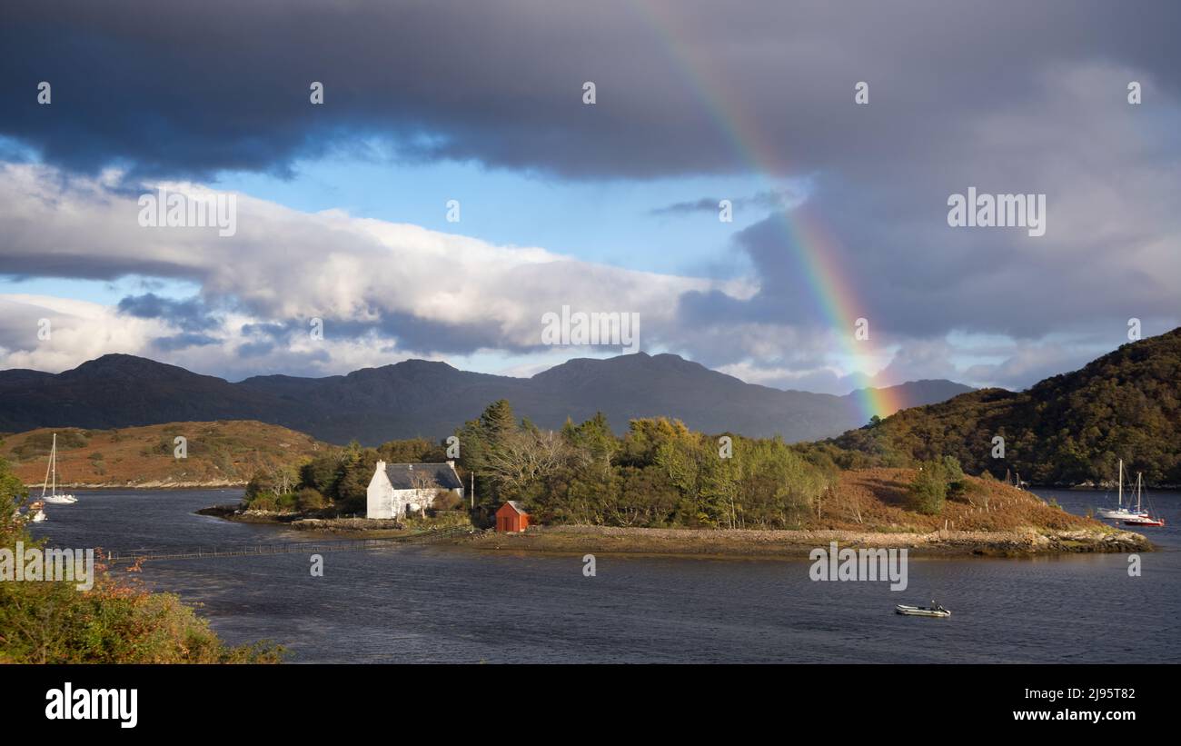 Ein Regenbogen über Badachro, Gairloch, Wester Ross, Schottland, Großbritannien Stockfoto