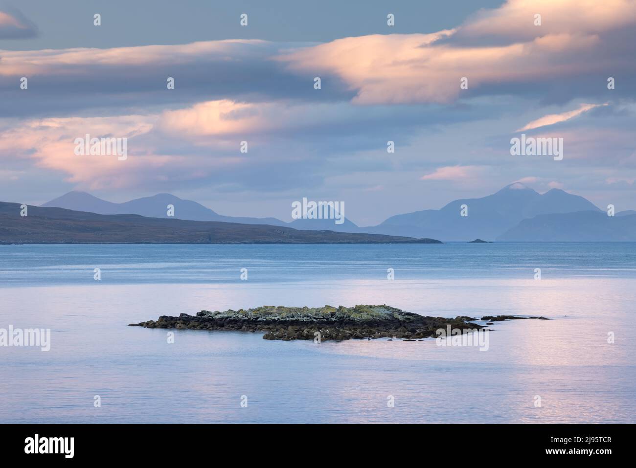 Sgeir Ghlas am Red Point Beach at Dawn, Loch Torridon, Wester Ross, Schottland, Großbritannien Stockfoto