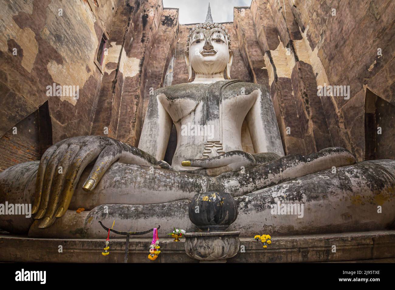 Der große Buddha im Wat Si Chum, Sukhothai, Thailand. Stockfoto