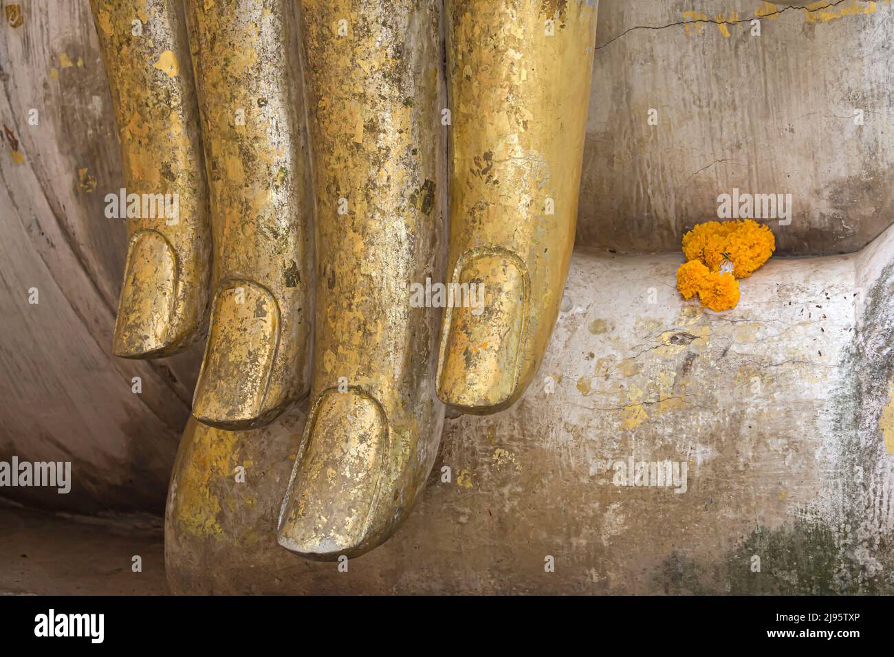 Mit Blattgold bedeckte Hand des Buddha im Wat Si Chum, Sukhothai, Thailand. Stockfoto
