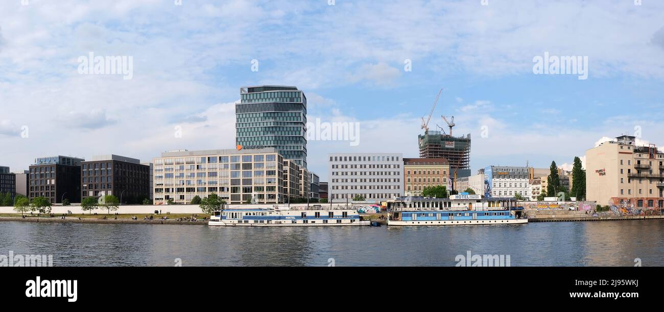 Berlin, 17. Mai 2022, Blick über die Spree zu den Geschäftsgebäuden und Hotels am gegenüberliegenden Ufer der Mühlenstraße in Friedrich Stockfoto
