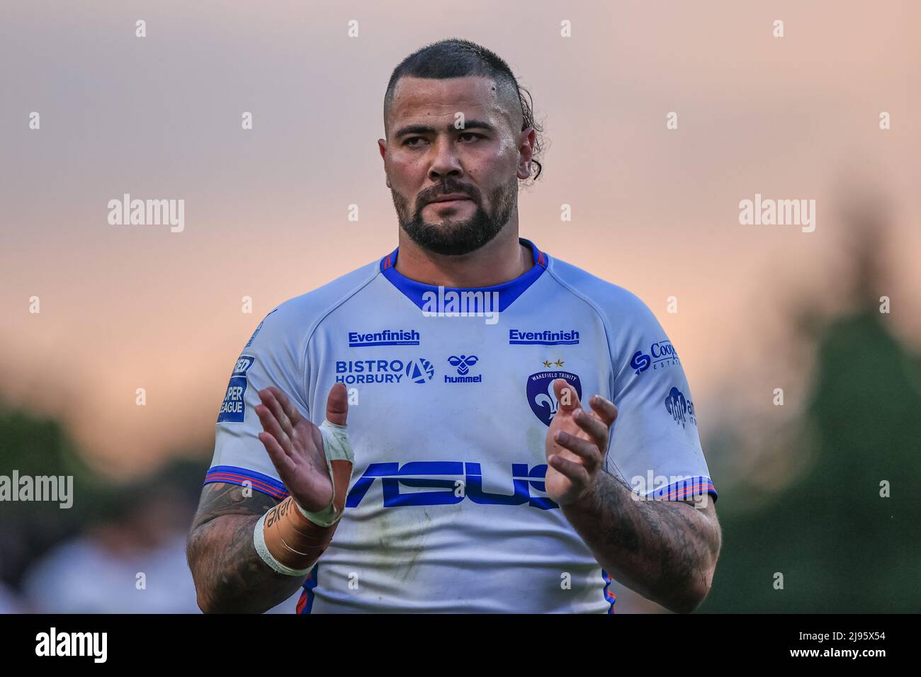 David Fifita #35 von Wakefield Trinity applaudiert den Fans Stockfoto