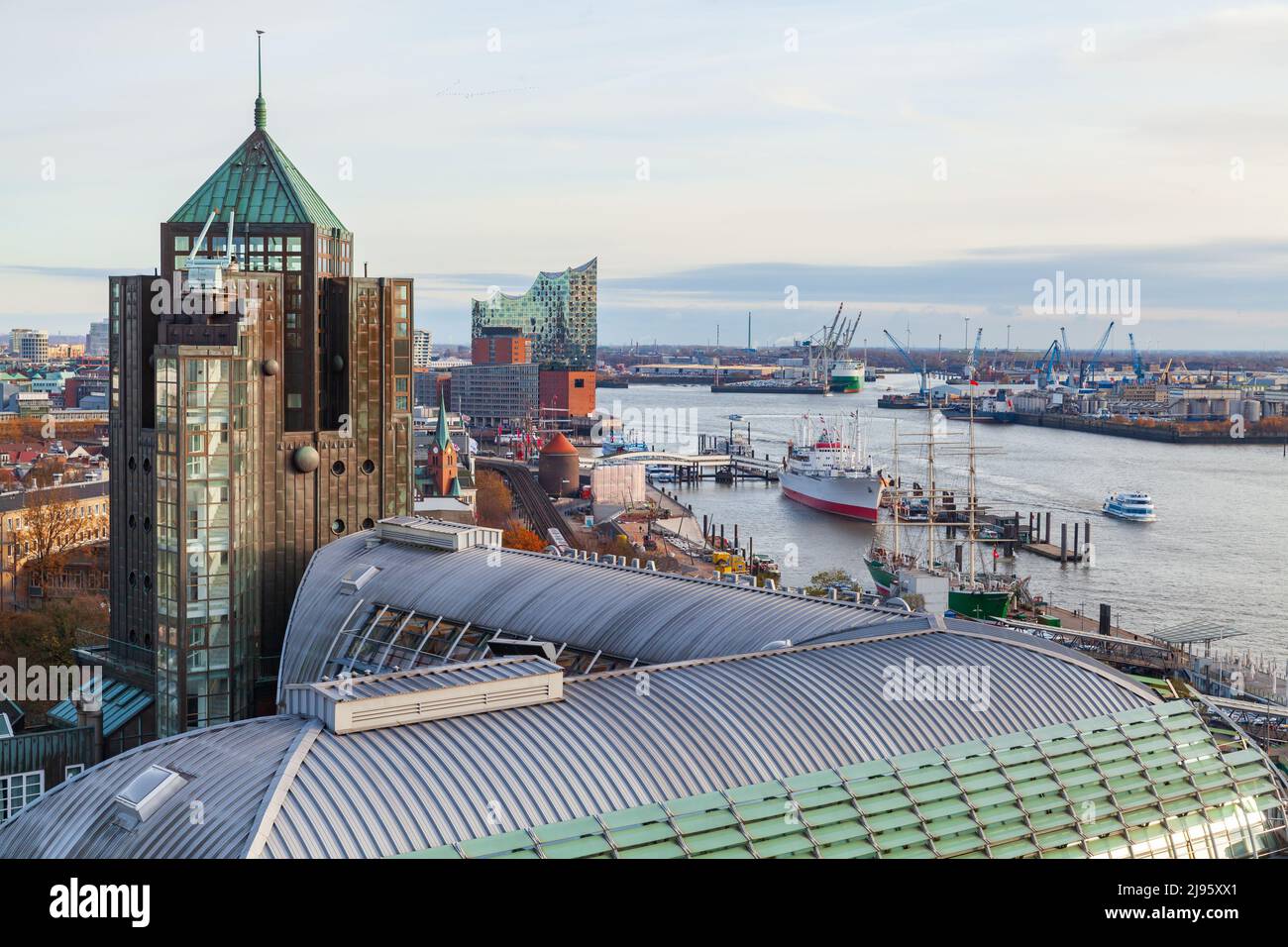 Hamburger Hafen, Deutschland. Luftaufnahme der Küste am Tag Stockfoto