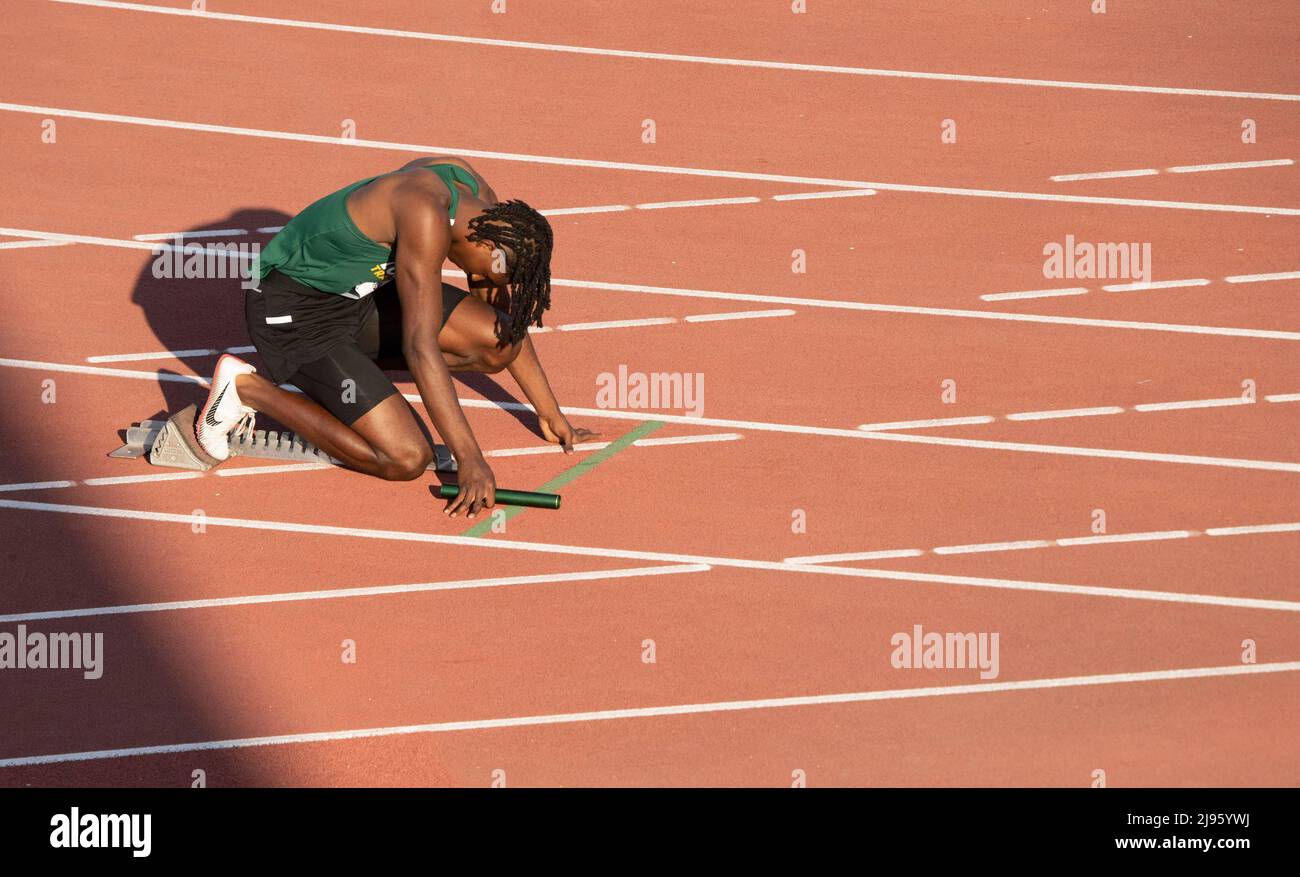 Austin Texas USA, 13. Mai 2022: Sprinter im Startblock beim Start der Jungen 4X200-Meter-Staffel in der Klasse 5A bei den Texas State High School Meisterschaften. ©Bob Daemmrich Stockfoto