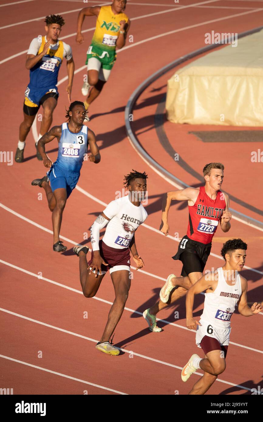 Austin Texas USA, 13. Mai 2022: Erster Kurvenstart der Jungen über 400 Meter bei den Texas State High School Meisterschaften. ©Bob Daemmrich Stockfoto