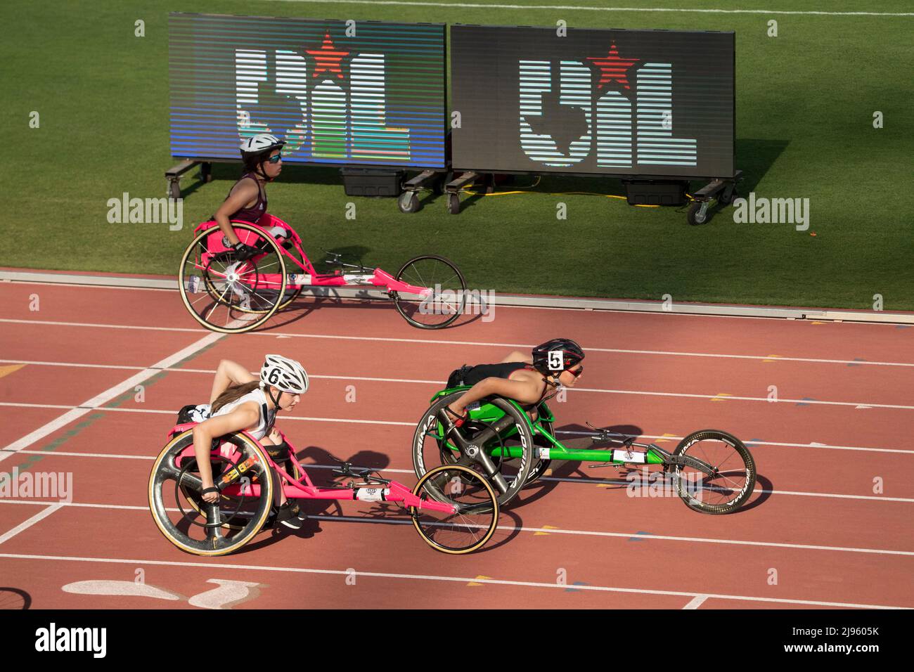 Austin Texas USA, Mai 13 2022: Aufwärmzeit nach dem 100-Meter-Rollstuhl-Sprint der Mädchen bei den Meisterschaften der Highschool-Strecke des Staates Texas. ©Bob Daemmrich Stockfoto