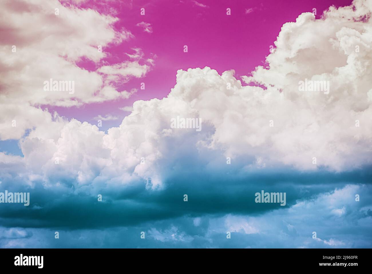Duotone Toned Pink Magenta Blue Clouds Cloud Sky. Hintergrund Wolkenlandschaft abstrakte Farben. Stockfoto