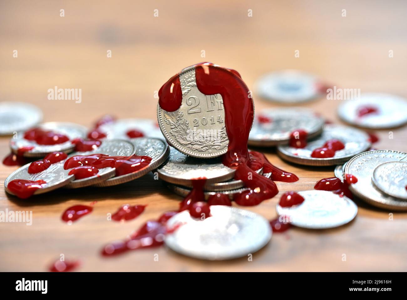 Blutgeld Münzen schweizer Franken Stockfoto