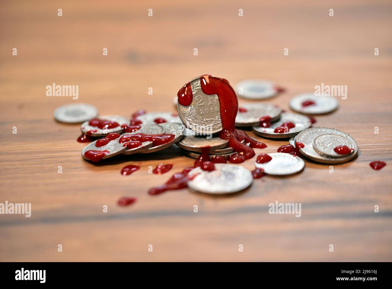 Blutgeld Münzen schweizer Franken Stockfoto