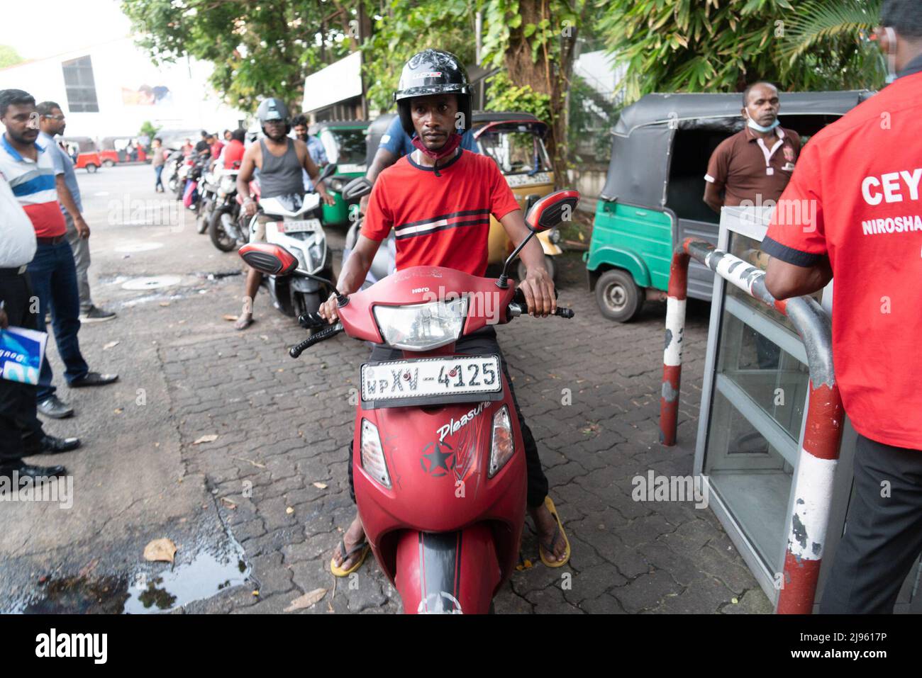 Colombo, Sri Lanka. 20.. Mai 2022. Am 20. Mai 2022 warten Menschen in einer Tankstelle in Colombo, Sri Lanka, in der Schlange, um Kraftstoff zu bekommen. Aufgrund von Treibstoffmangel gab es in dieser Woche lange Schlangen vor verschiedenen Tankstellen auf den Straßen von Colombo. Quelle: Tang Lu/Xinhua/Alamy Live News Stockfoto