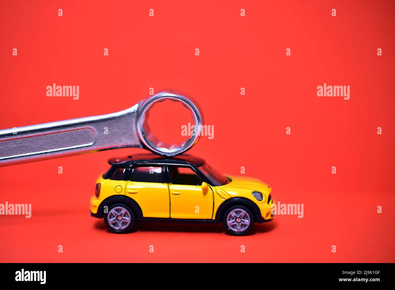 Spielzeugauto mit Schraubenschlüssel-Werkzeug Stockfoto