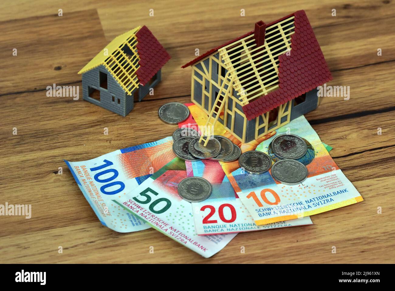 Haus im Bau mit schweizer Geld Stockfoto
