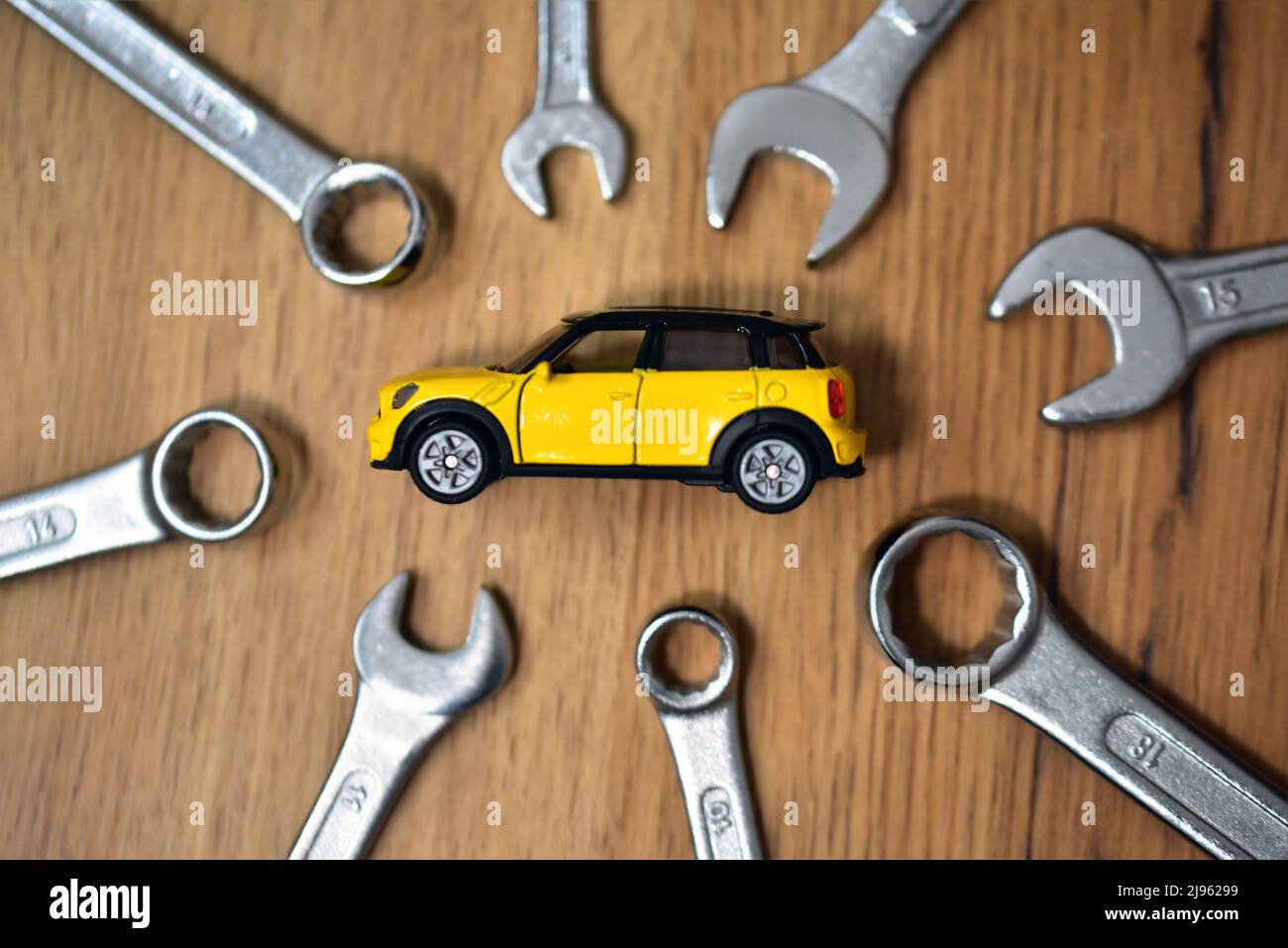 Spielzeugauto mit Schraubenschlüssel-Werkzeug Stockfoto