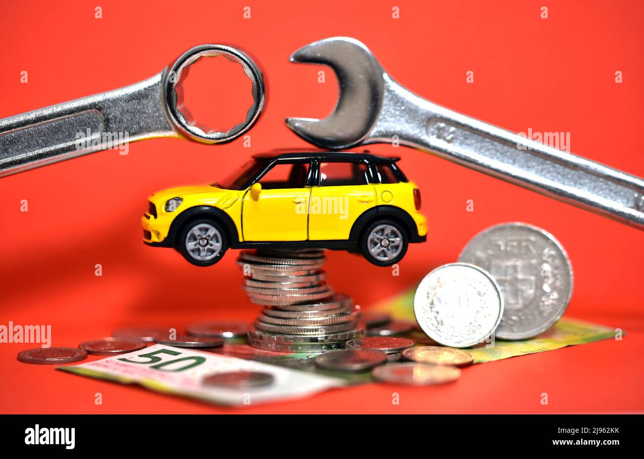 Spielzeugauto mit Schraubenschlüssel-Werkzeug Stockfoto