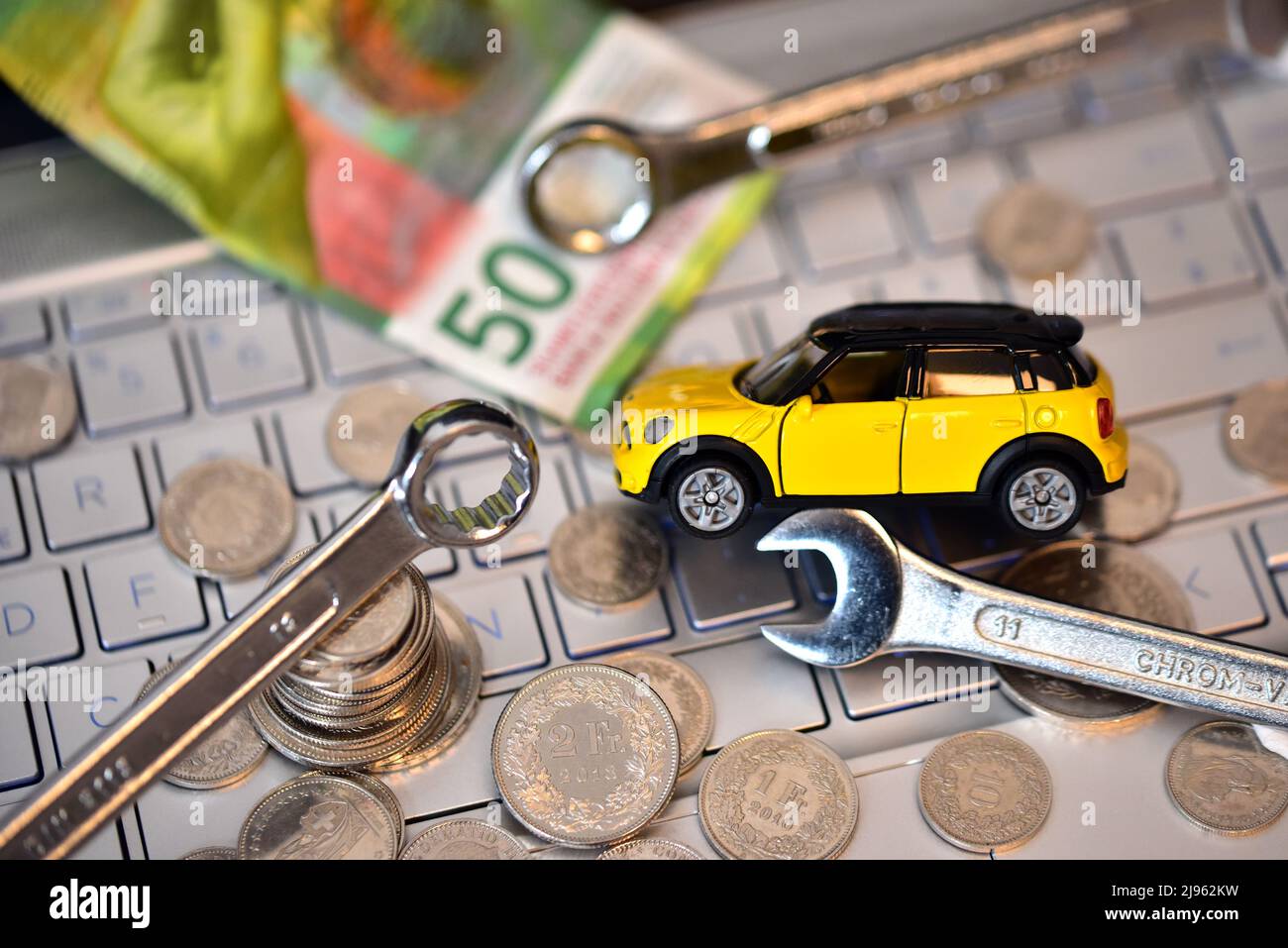 Spielzeugauto mit Schraubenschlüssel-Werkzeug Stockfoto