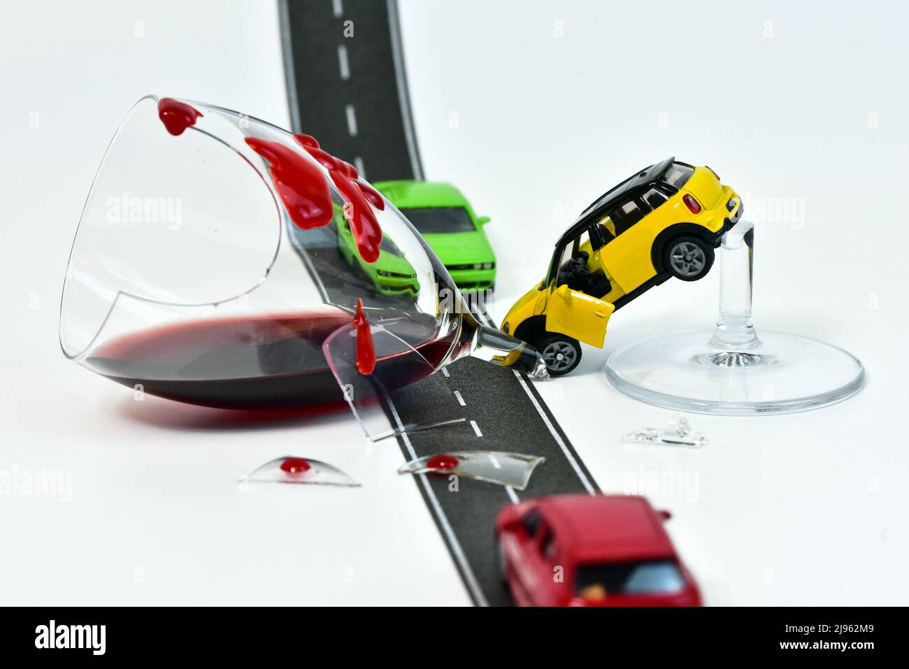 Lustiger Alkohol- und Fahrszenenunfall mit Spielzeugautos Stockfoto