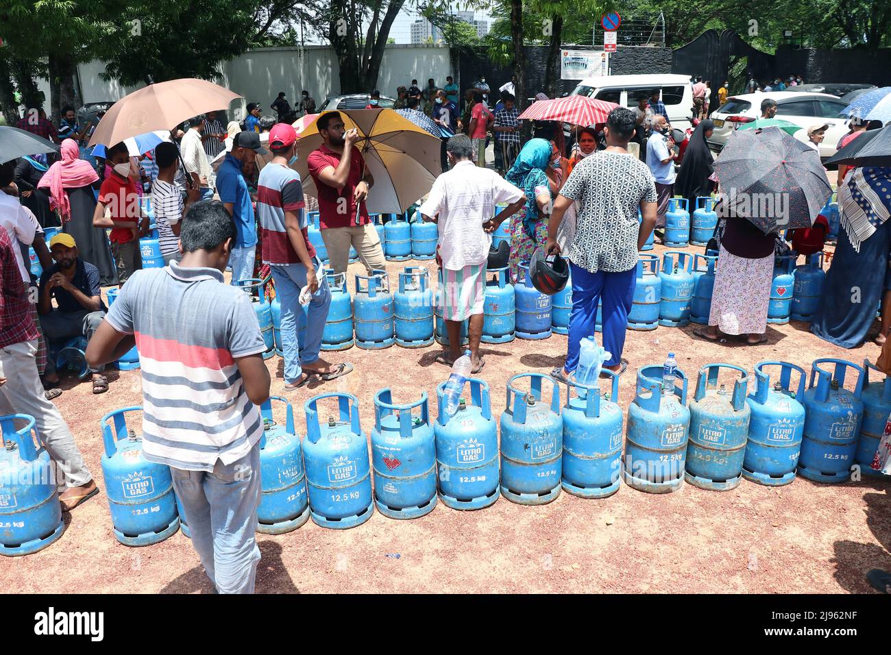 Colombo, Sri Lanka. 20.. Mai 2022. Am 20. Mai 2022 warten Menschen in Maradana, dem Vorort Colombo, Sri Lanka, mit leeren Gasflaschen. Aufgrund von Treibstoffmangel gab es in dieser Woche lange Schlangen vor verschiedenen Tankstellen auf den Straßen von Colombo. Quelle: Ajith Perera/Xinhua/Alamy Live News Stockfoto