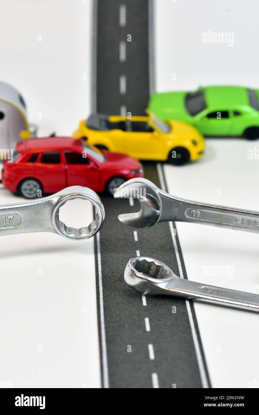 Spielzeugauto mit Schraubenschlüssel-Werkzeug Stockfoto
