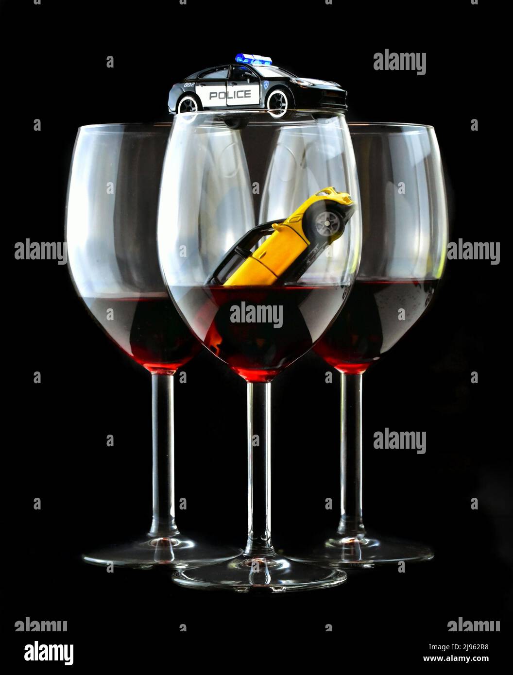 Lustiger Alkohol- und Fahrszenenunfall mit Spielzeugautos Stockfoto