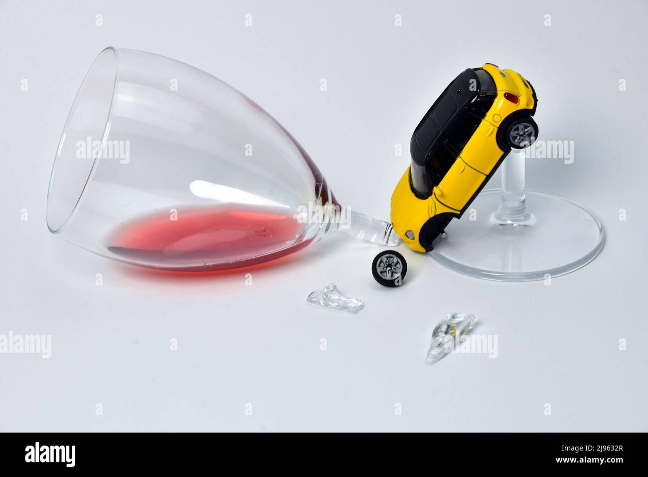 Lustiger Alkohol- und Fahrszenenunfall mit Spielzeugautos Stockfoto