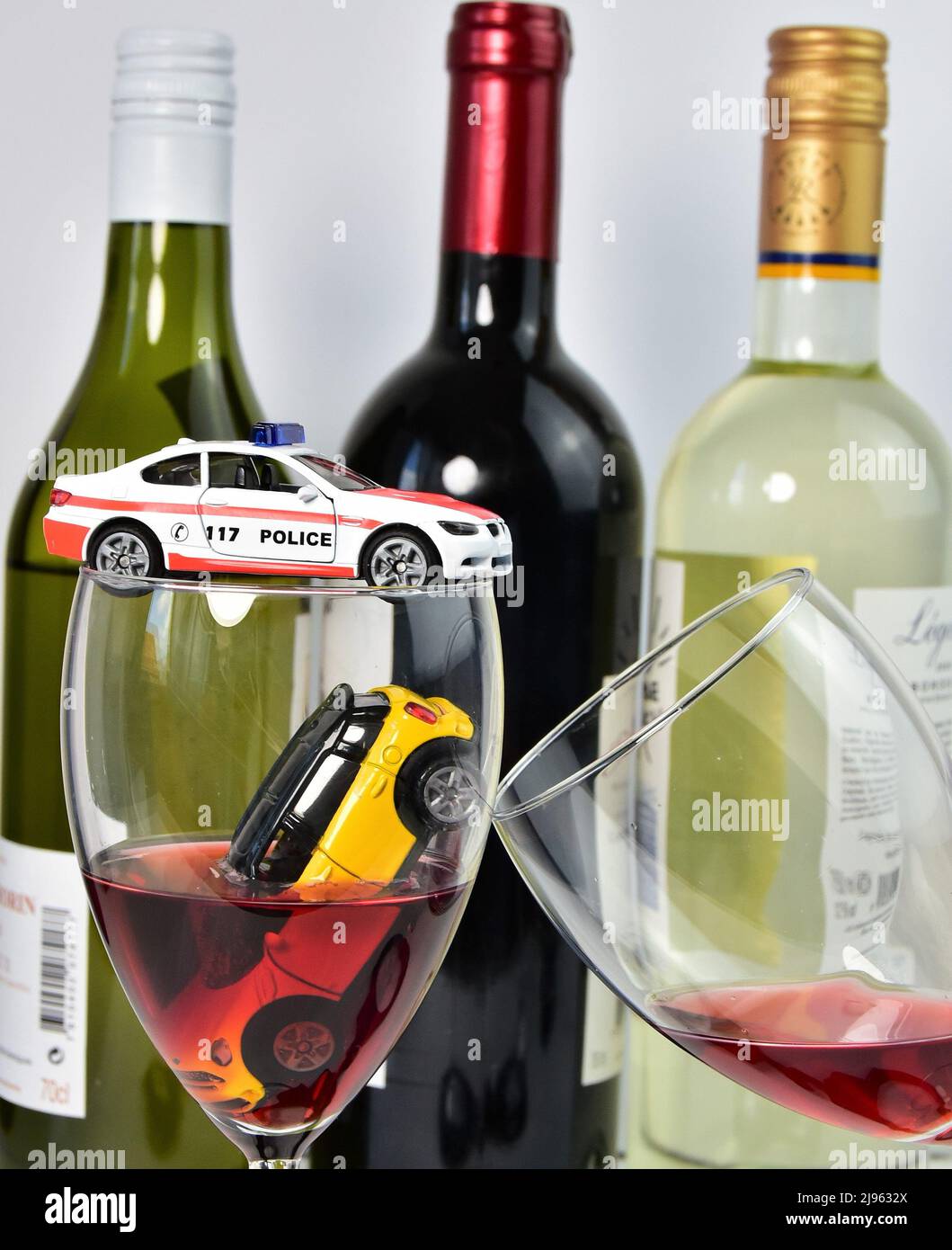 Trinken und fahren Landschaft mit Spielzeugautos Stockfoto