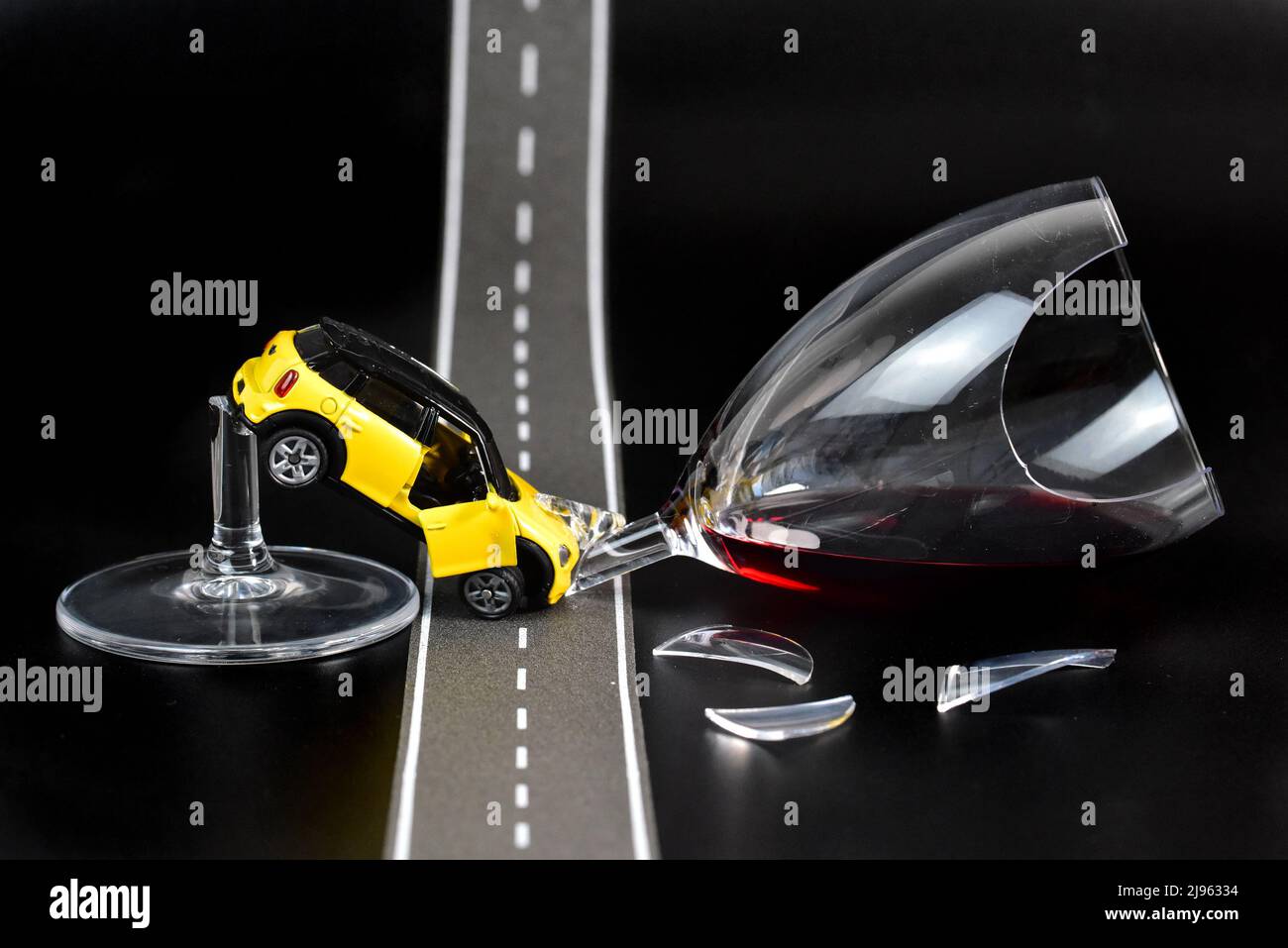 Lustiger Alkohol- und Fahrszenenunfall mit Spielzeugautos Stockfoto