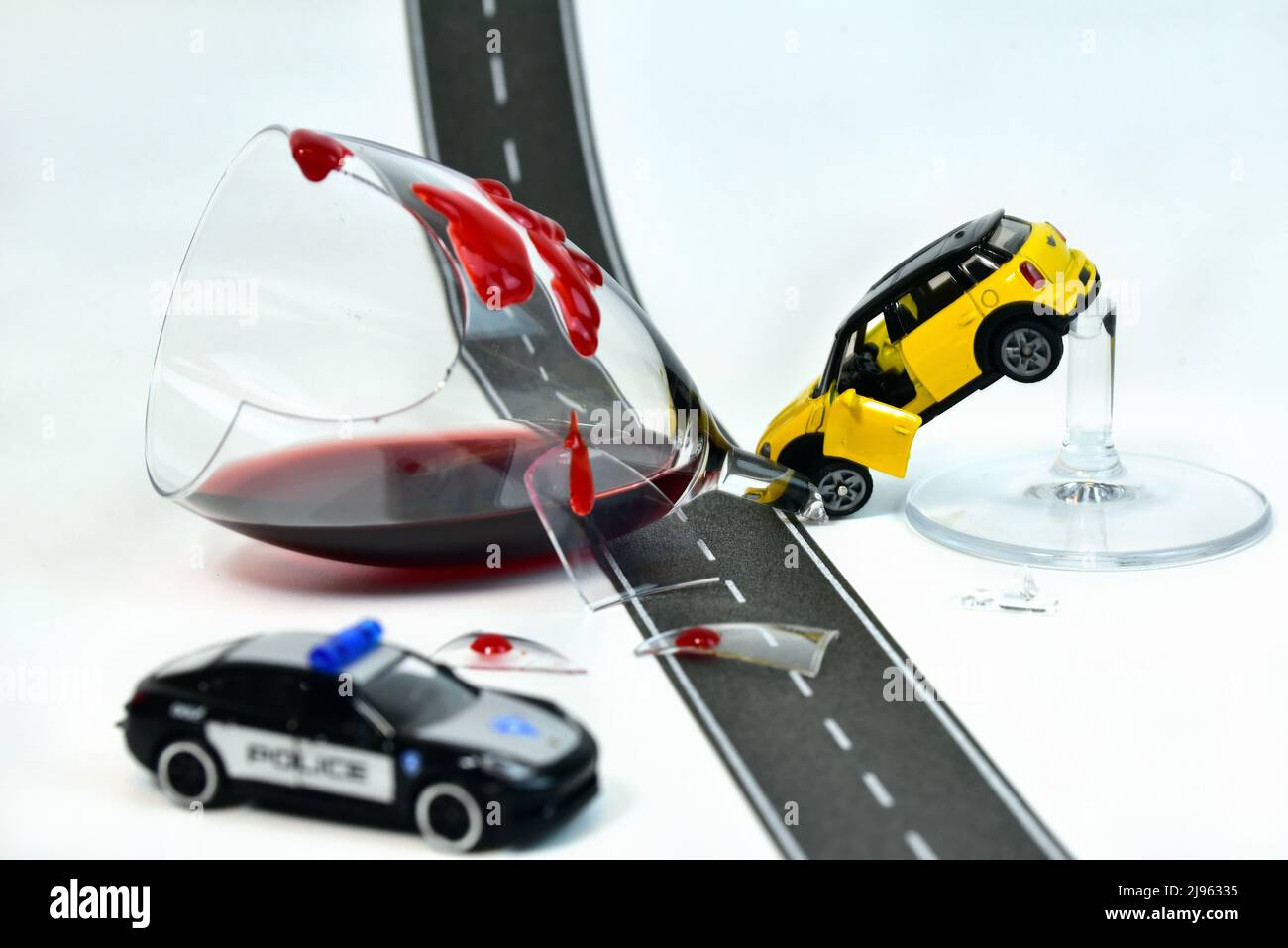 Lustiger Alkohol- und Fahrszenenunfall mit Spielzeugautos Stockfoto