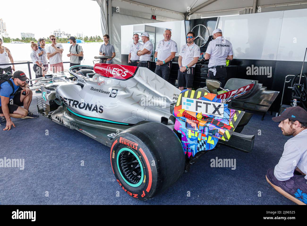 Miami Beach, Florida, FTX Off the Grid-Event, Rennwochenende, Grand Prix Formel 1 1 F1, Mercedes-AMG Petronas Formel 1-Teamwagen Stockfoto