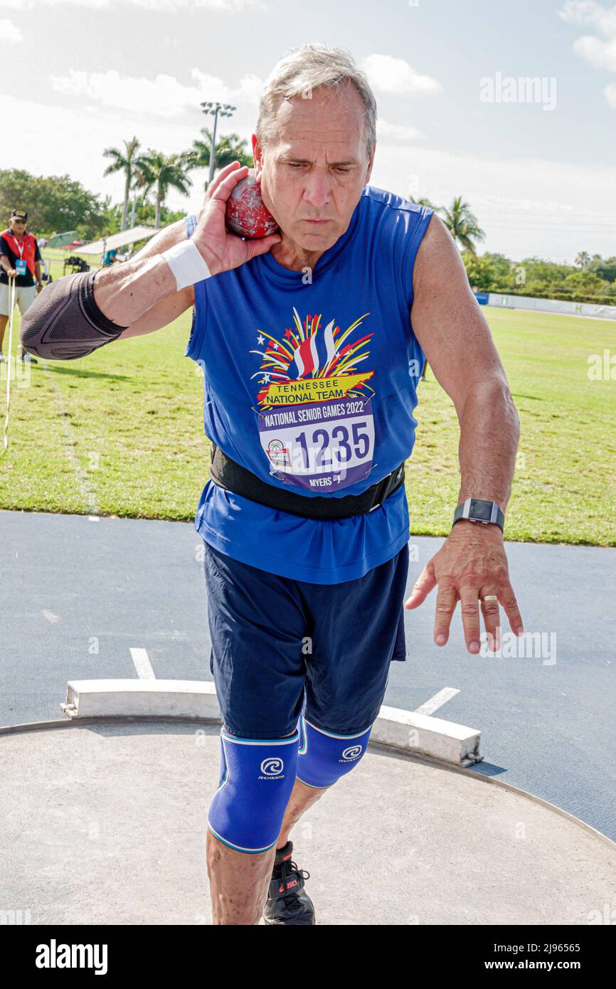 Fort Ft. Lauderdale Florida, Ansin Sports Complex Track & Field National Senior Games, männlicher Konkurrent, der mit dem Wurf eines Schusses konkurriert Stockfoto