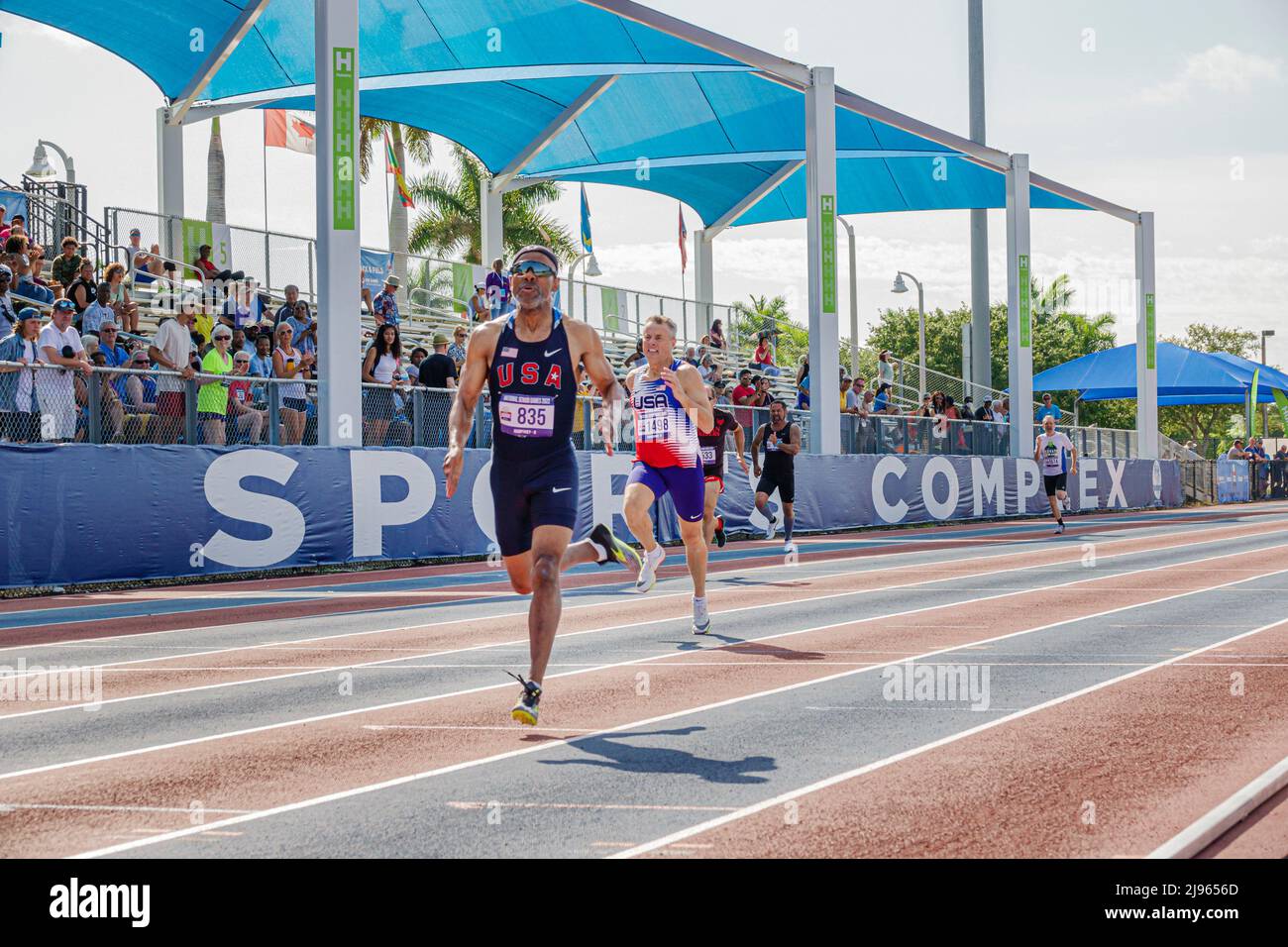 Fort Ft. Lauderdale Florida, Ansin Sports Complex Track & Field National Senior Games, Black man Men Läuferinnen und Läufer mit konkurrierenden Wettbewerbern Stockfoto