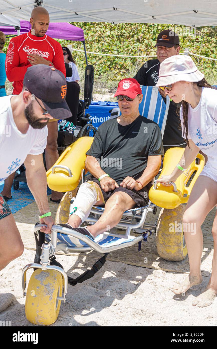 Miami Beach Florida, Sabrina Cohen Adaptive Beach Day, Behinderte spezielle Bedürfnisse Behinderte Wasserräder schwimmenden Rollstuhl, schwarzer Mann männlich weiblich Frau vo Stockfoto