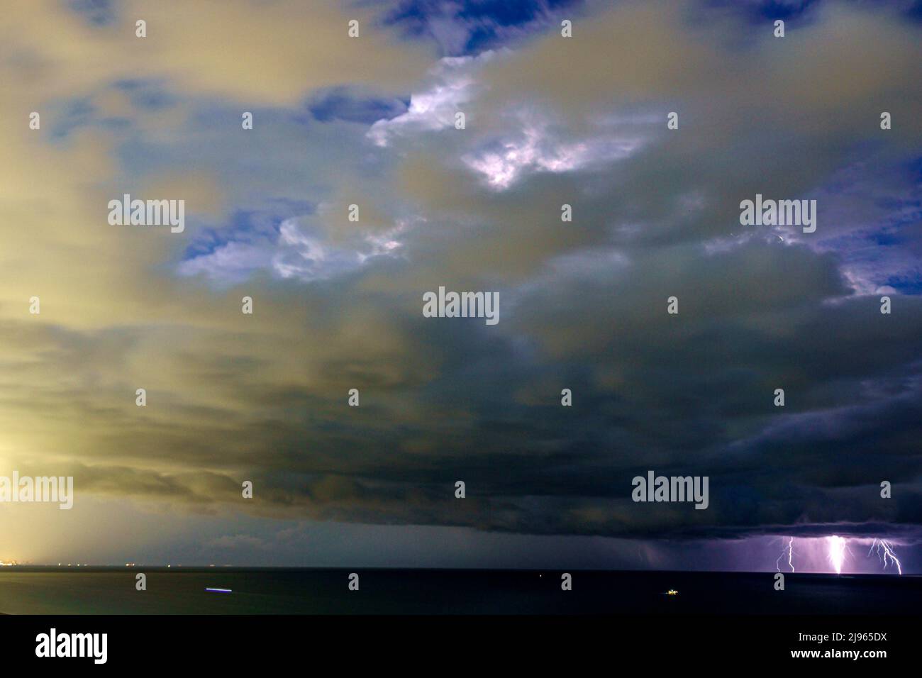 Miami Beach, Florida, Blitzschläge Streifen Wolken Gewitternacht, über dem Atlantischen Ozean Stockfoto