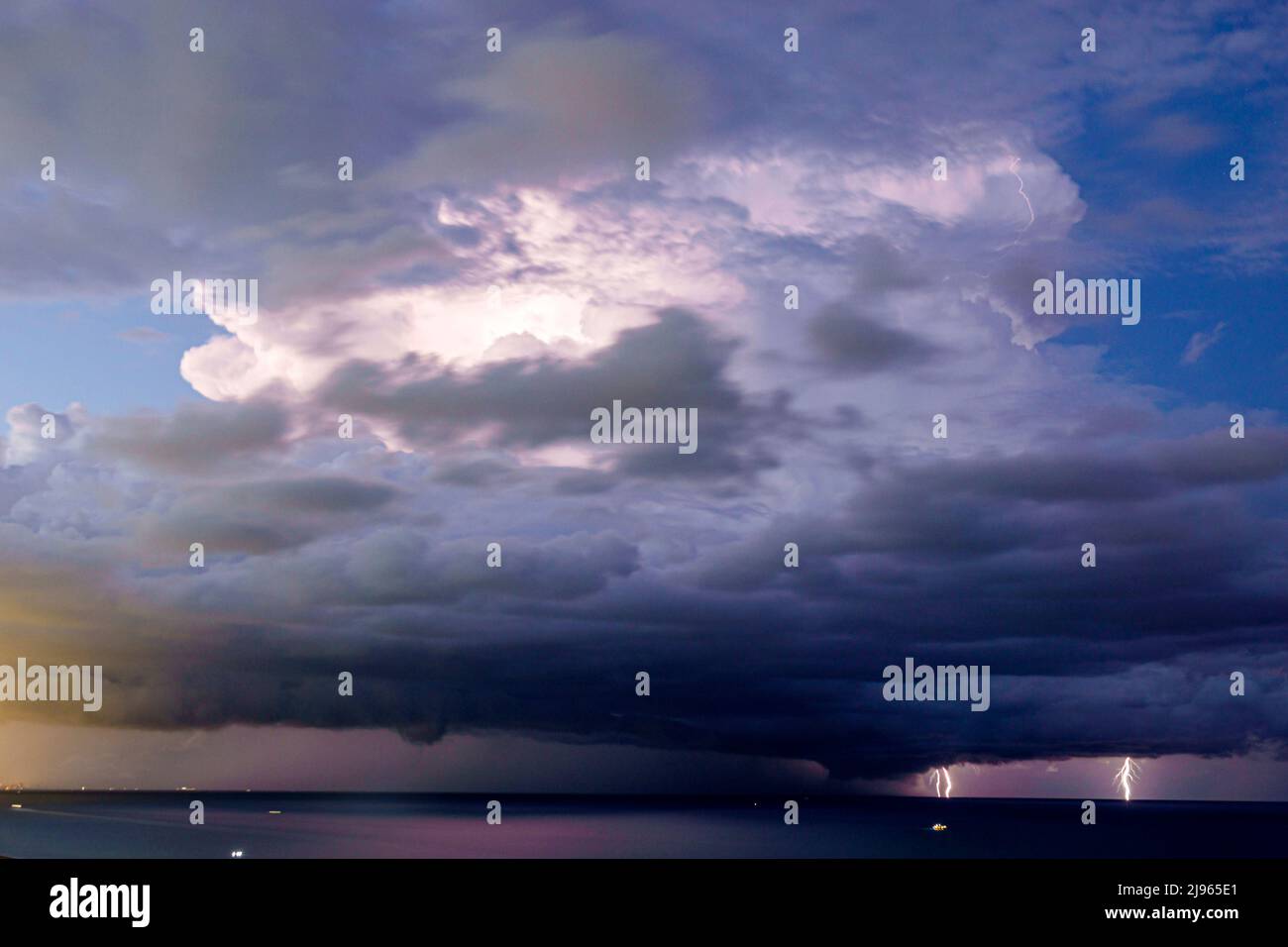 Miami Beach, Florida, Blitzschläge Streifen Wolken Gewitternacht, über dem Atlantischen Ozean Stockfoto