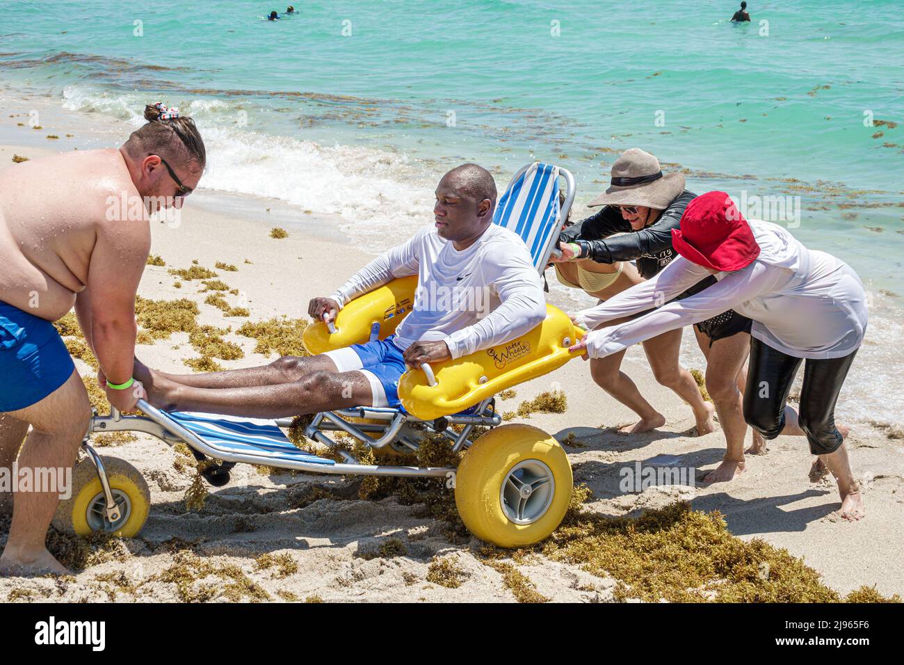 Miami Beach Florida, Sabrina Cohen Adaptive Beach Day, Behinderte spezielle Bedürfnisse Behinderte Wasserräder schwimmenden Rollstuhl, schwarzer Mann männlich weiblich Frau vo Stockfoto