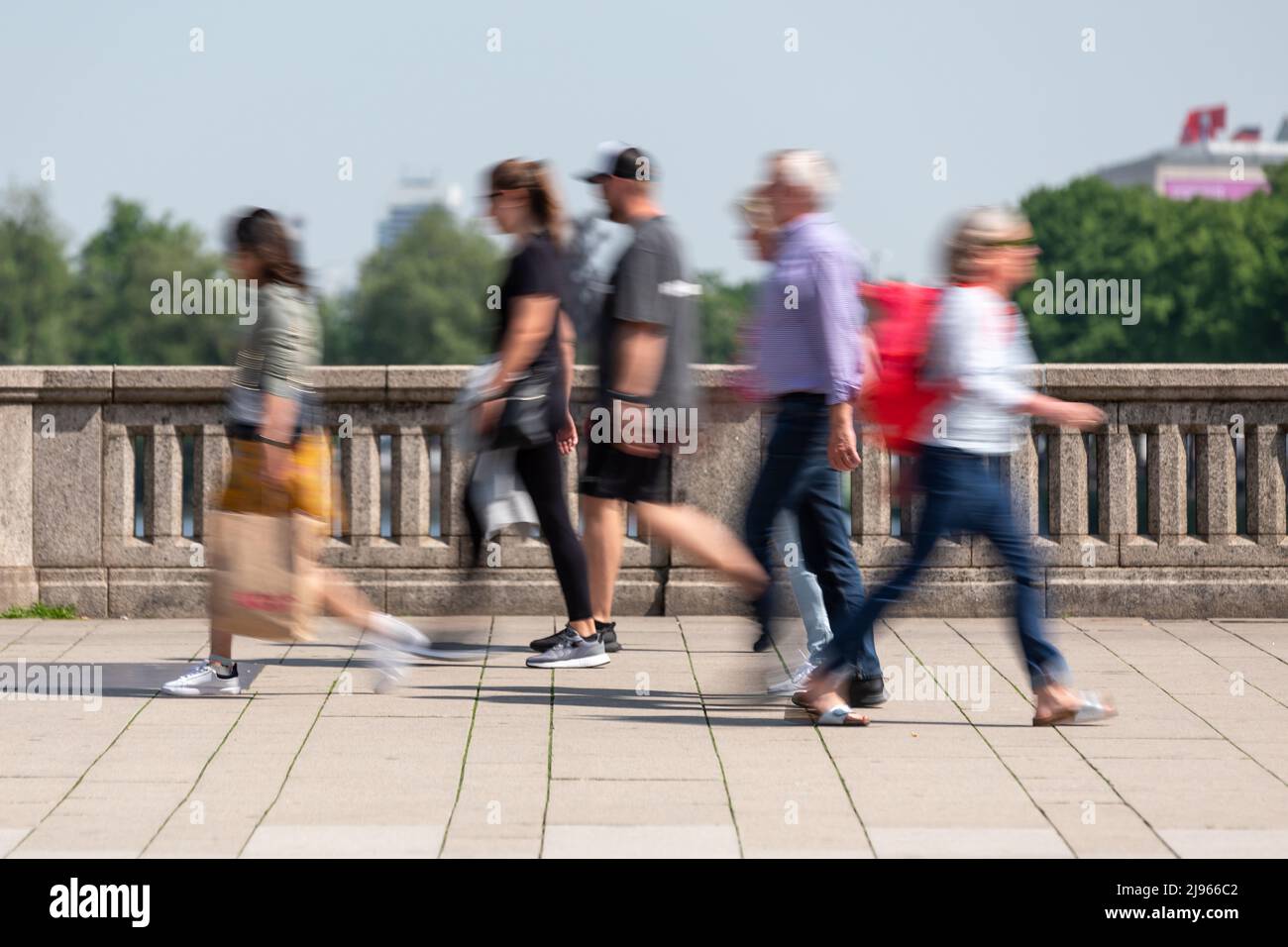 Fußgänger in Bewegung, die durch lange Belichtung verschwommen sind Stockfoto