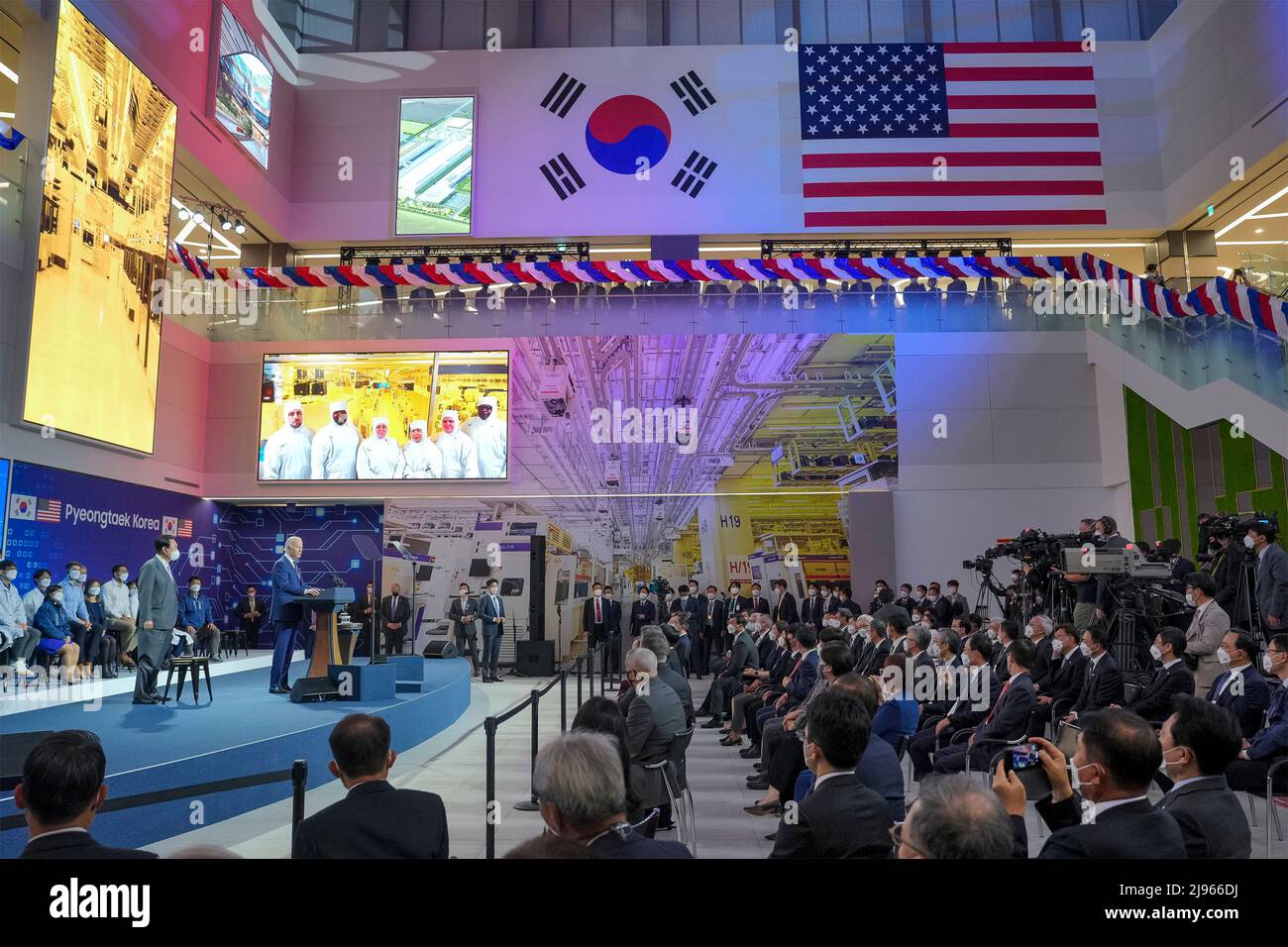 Pyeongtaek, Südkorea. 20.. Mai 2022. US-Präsident Joe Biden hält eine Stellungnahme ab, während der südkoreanische Präsident Yoon Suk-yeol, links, während eines Besuchs auf dem Samsung Electronics-Campus Pyeongtaek am 20. Mai 2022 in Pyeongtaek, Südkorea, auf den Blick geht. Bild: Adam Schultz/White House Photo/Alamy Live News Stockfoto