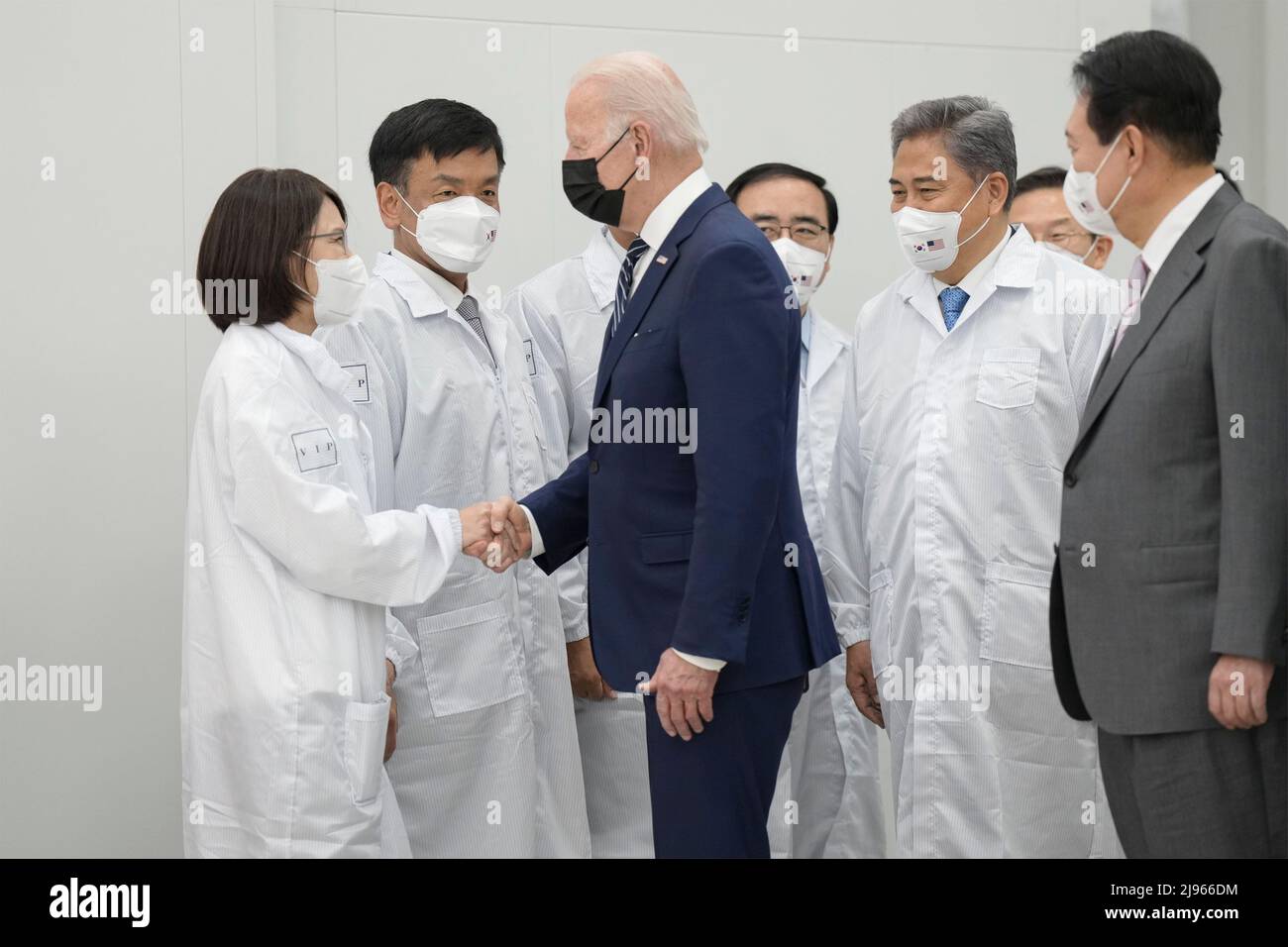 Pyeongtaek, Südkorea. 20.. Mai 2022. US-Präsident Joe Biden begrüßt Mitarbeiter, während der südkoreanische Präsident Yoon Suk-yeol, rechts, während eines Besuchs auf dem Samsung Electronics-Campus Pyeongtaek am 20. Mai 2022 in Pyeongtaek, Südkorea, auf sie blickt. Bild: Adam Schultz/White House Photo/Alamy Live News Stockfoto Pyeongtaek, Südkorea. 20.. Mai 2022. US-Präsident Joe Biden begrüßt Mitarbeiter, während der südkoreanische Präsident Yoon Suk-yeol, rechts, während eines Besuchs auf dem Samsung Electronics-Campus Pyeongtaek am 20. Mai 2022 in Pyeongtaek, Südkorea, auf sie blickt. Bild: Adam Schultz/White House Photo/Alamy Live News Stockfoto