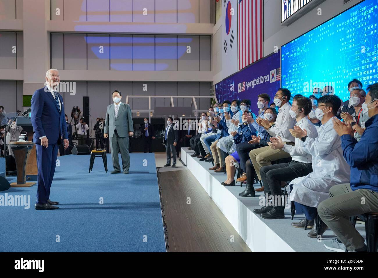Pyeongtaek, Südkorea. 20.. Mai 2022. US-Präsident Joe Biden hält eine Rede, während der südkoreanische Präsident Yoon Suk-yeol, links, während eines Besuchs auf dem Samsung Electronics-Campus in Pyeongtaek am 20. Mai 2022 in Pyeongtaek, Südkorea, auf sich blickt. Bild: Adam Schultz/White House Photo/Alamy Live News Stockfoto Pyeongtaek, Südkorea. 20.. Mai 2022. US-Präsident Joe Biden hält eine Rede, während der südkoreanische Präsident Yoon Suk-yeol, links, während eines Besuchs auf dem Samsung Electronics-Campus in Pyeongtaek am 20. Mai 2022 in Pyeongtaek, Südkorea, auf sich blickt. Bild: Adam Schultz/White House Photo/Alamy Live News Stockfoto