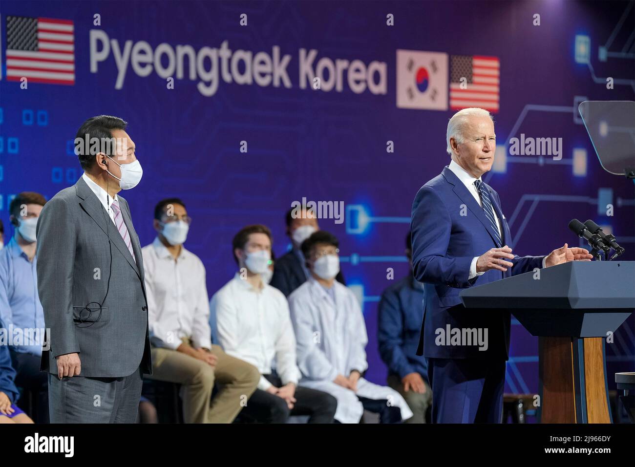 Pyeongtaek, Südkorea. 20.. Mai 2022. US-Präsident Joe Biden hält eine Stellungnahme ab, während der südkoreanische Präsident Yoon Suk-yeol, links, während eines Besuchs auf dem Samsung Electronics-Campus Pyeongtaek am 20. Mai 2022 in Pyeongtaek, Südkorea, auf den Blick geht. Bild: Adam Schultz/White House Photo/Alamy Live News Stockfoto