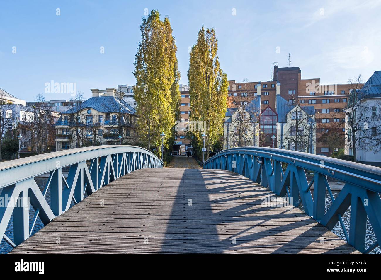Berlin, Deutschland - 30. Oktober 2021: Brücke, die die Insel Tegeler mit einem Teil eines strukturellen Ensembles zur Revitalisierung des Tegeler Hafens verbindet Stockfoto Berlin, Deutschland - 30. Oktober 2021: Brücke, die die Insel Tegeler mit einem Teil eines strukturellen Ensembles zur Revitalisierung des Tegeler Hafens verbindet Stockfoto