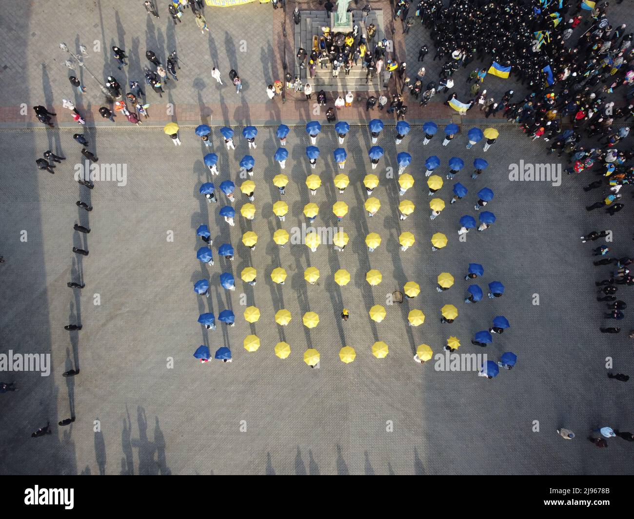 Odessa, Ukraine. 16.. Februar 2022. (ANMERKUNG DER REDAKTION: Bild aufgenommen mit einer Drohne)Luftaufnahme des Blitzmob mit Regenschirmen in den Farben der Nationalflagge der Ukraine in der Nähe des Denkmals des Duc de Richelieu. Der marsch wurde in Übereinstimmung mit dem Dekret des Präsidenten vom 14. Februar Nummer 53 "über dringende Maßnahmen zur Konsolidierung der ukrainischen Gesellschaft statt. (Foto: Viacheslav Onyshchenko/SOPA Images/Sipa USA) Quelle: SIPA USA/Alamy Live News Stockfoto