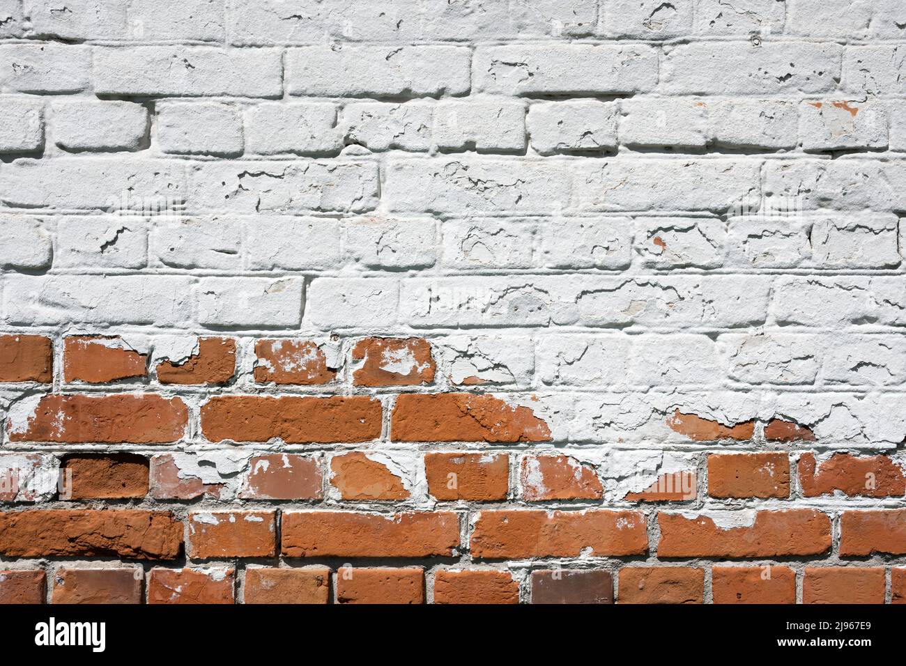 Grunge Backstein Wand Hintergrund mit Alterung Textur Nahaufnahme. Weiße und orangefarbene Ziegel Stockfoto
