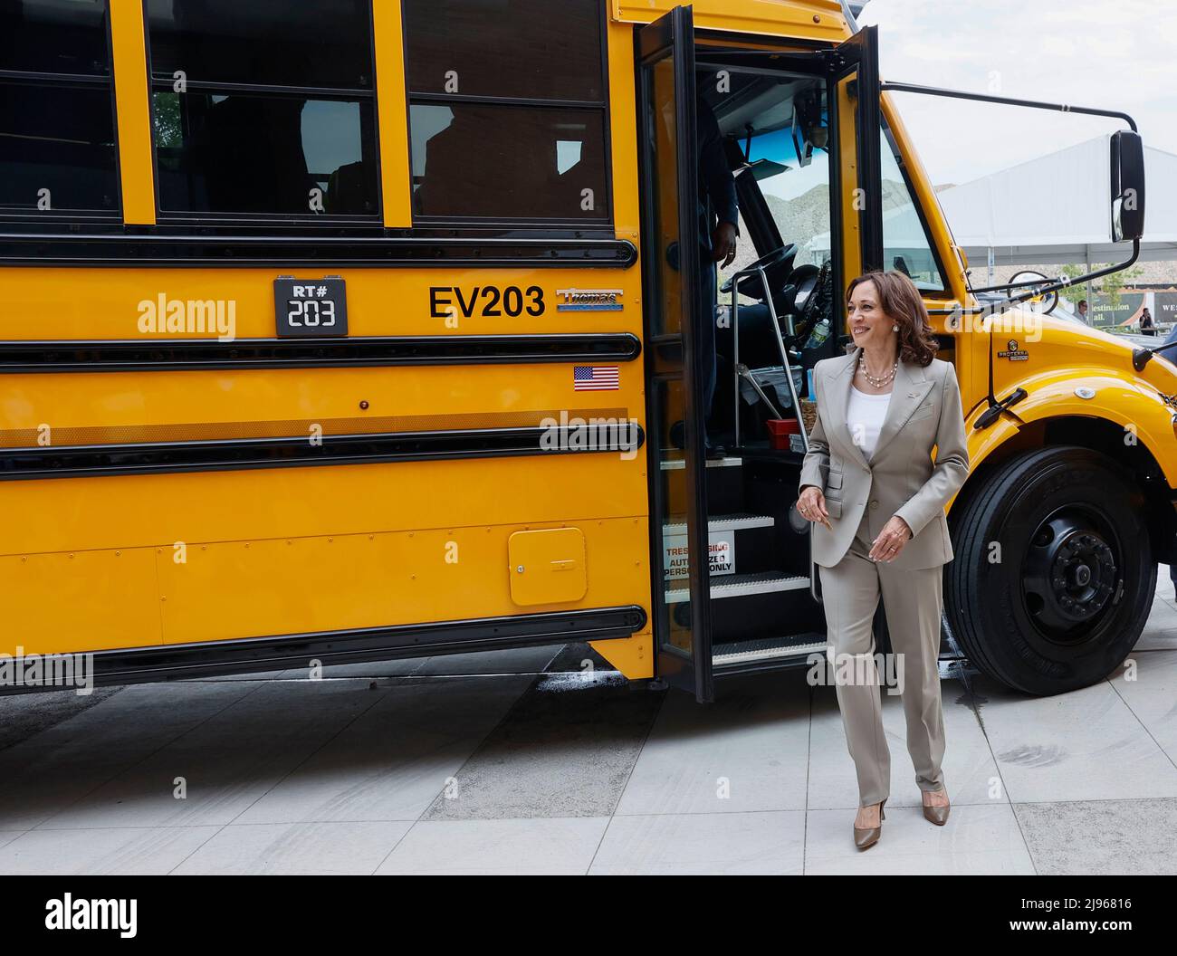 Falls Church, Usa. 20.. Mai 2022. Vizepräsidentin Kamala Harris fährt am Freitag, den 20. Mai 2022, mit Elektrobussen an der Meridian High School. Foto von Jemal Gräfin/Pool/Sipa USA Kredit: SIPA USA/Alamy Live News Stockfoto